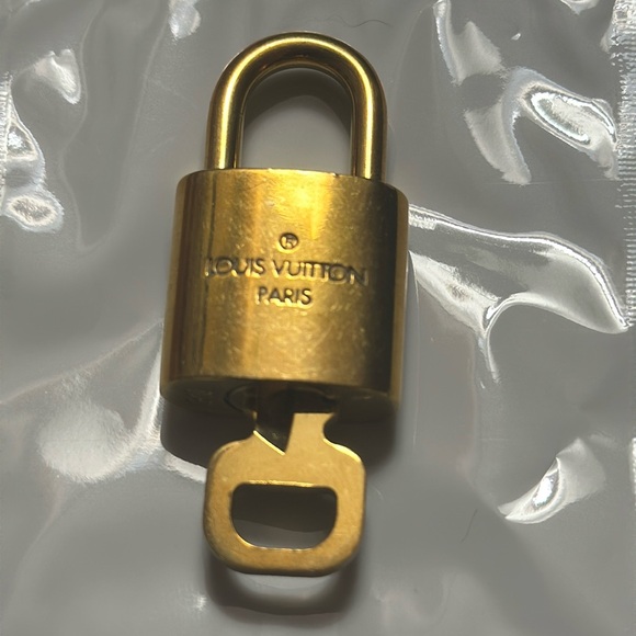 Louis Vuitton gold lock and key 🔐 310 - Picture 2 of 12